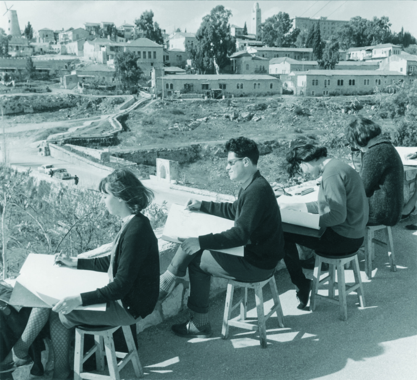 שיעור רישום בהר ציון, ירושלים, 1955, צלם: ורנר בראון. באדיבות אוסף ורנר בראון, ארכיון התמונות ע״ש שושנה ואשר הלוי, יד יצחק בן-צבי