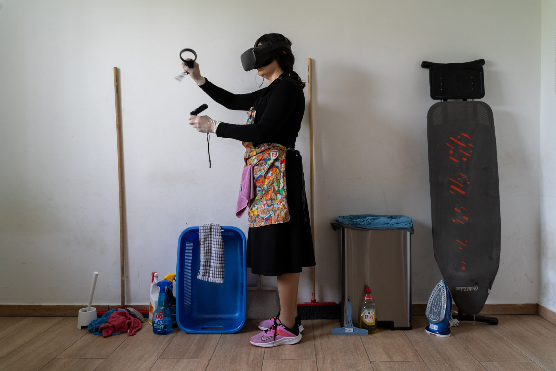 אילנה הופמן, מציאות מדומה בית נקי, וידאו, 305 דק, 2023