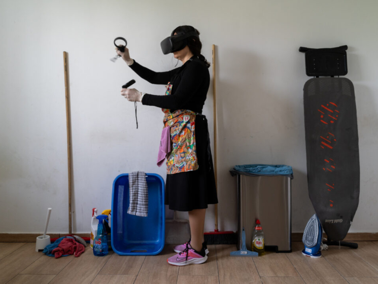אילנה הופמן, מציאות מדומה: בית נקי, וידאו, 305 דק, 2023