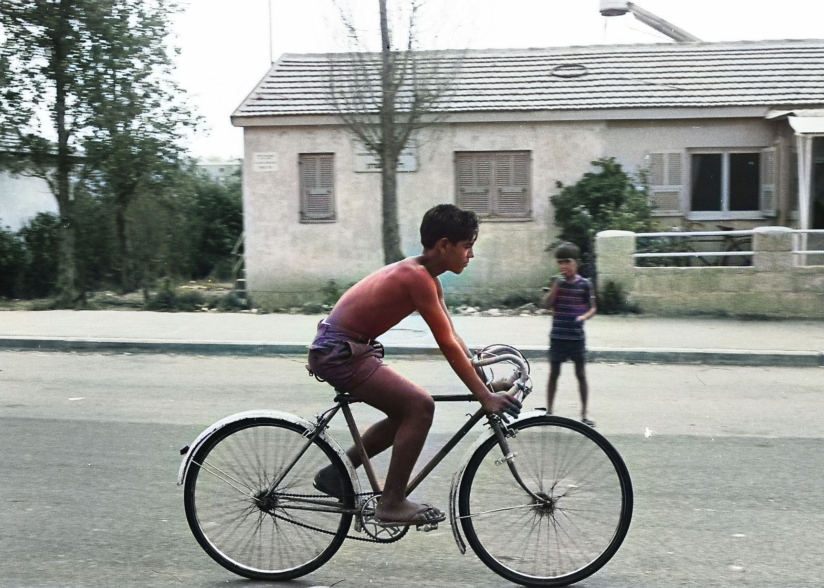 יצחק ירושלמי, אופניים, צילום אנלוגי צבוע, 1970